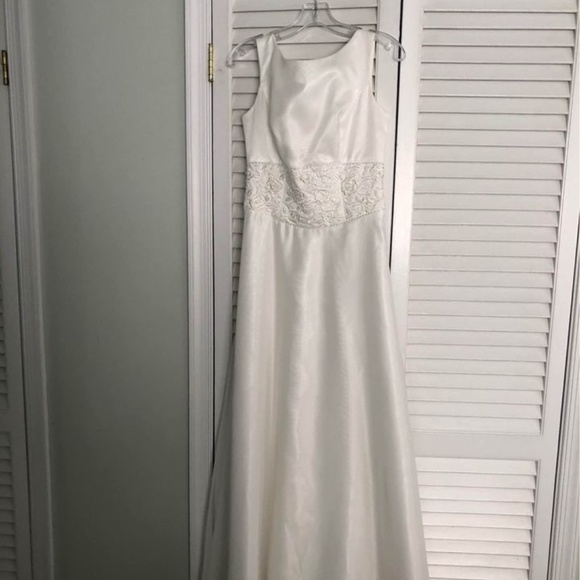 Wedding gown - Picture 2 of 2